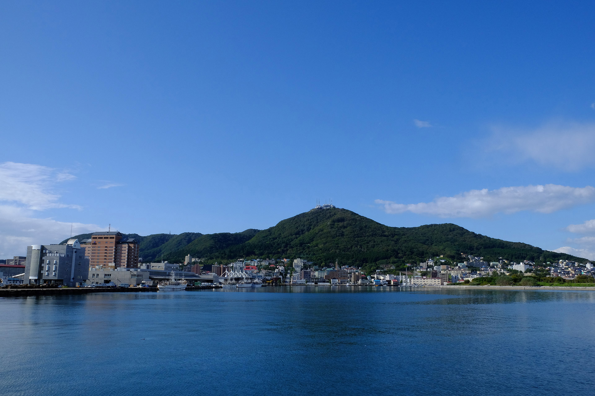 函館港から望む函館山